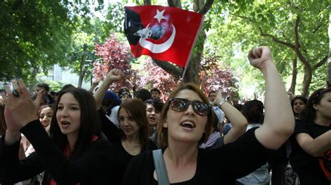 De Impact van de Gezi Park Protesten op de Turkse Maatschappij: Een Analyse Door de Lens van Jelena Bektas